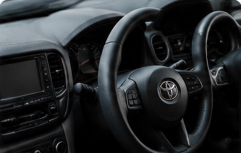 Interior mobil dengan komponen plastik